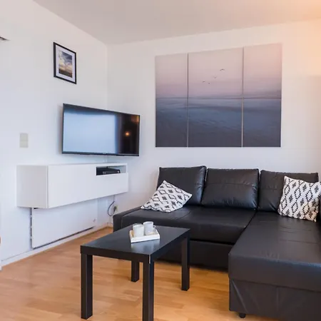 Sunny By The Sea, Cleaning Included Apartment